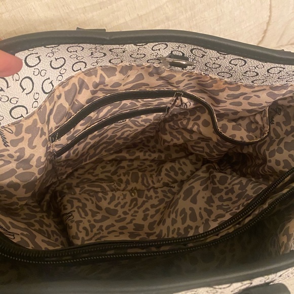 Guess purse like new !! Only used a few time . - Picture 6 of 6